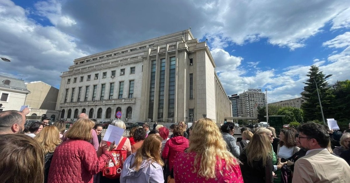 Angajații din Aparatul de lucru al Guvernului condus de Ilie Bolojan protestează