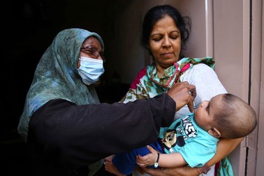 Mamele din Pakistan și-au adus copii la vaccin | Foto: EPA
