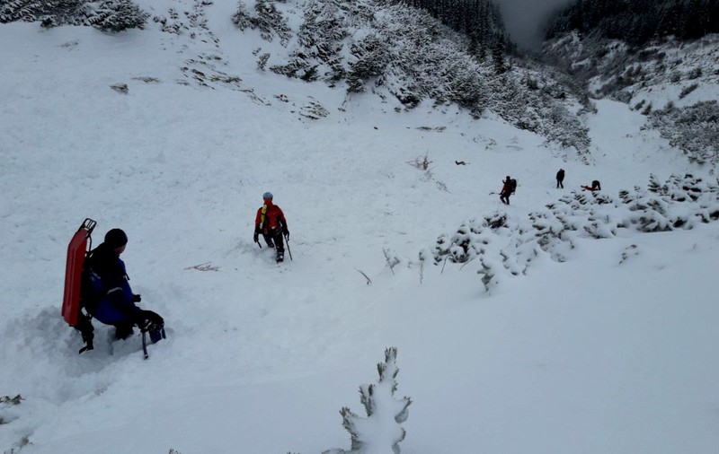 UPDATE | Avalanșă în Călimăni: Căutarea salvamontistului dispărut, sistată din cauza viscolului