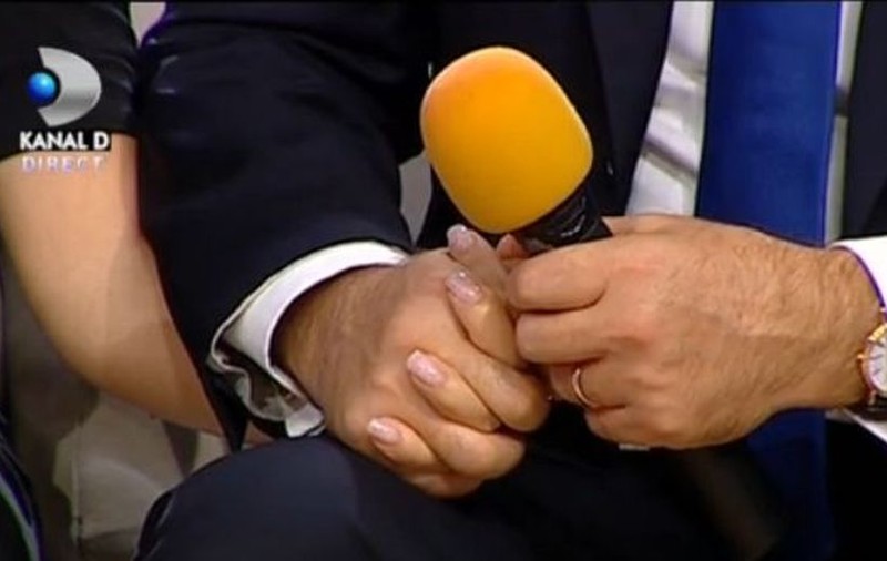 O CĂSNICIE CA ÎN POVEŞTI! CE CUPLU CELEBRU DE LA NOI S-A ŢINUT TOT TIMPUL DE MÂNĂ LA UN SHOW TV?
