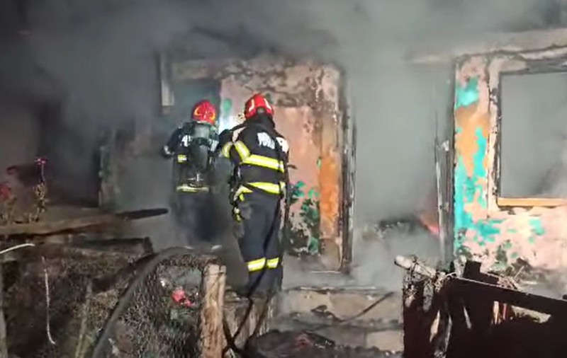 Un copil de 7 ani din Vaslui a murit carbonizat după ce casa în care stătea cu bunica lui a luat foc