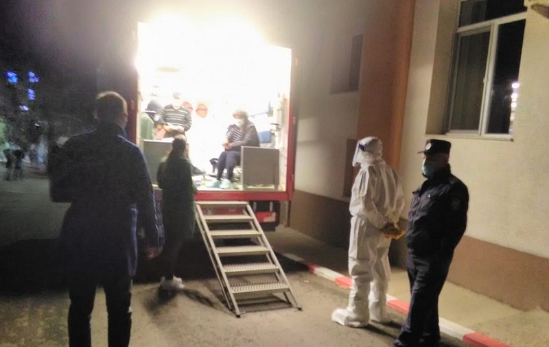 Coadă de ambulanțe în curtea Spitalului de Boli Infecţioase din Iaşi. Manager: „A fost o noapte de foc”