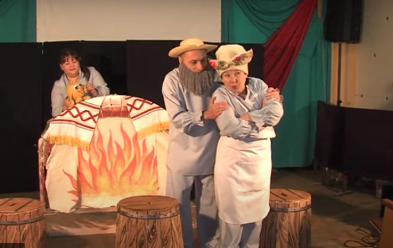 Un teatru de păpuși joacă „Omul de turtă dulce” în subsolul unui hotel din Kropîvnîțkîi, pentru copiii fugiți cu familiile lor din orașele distruse de război