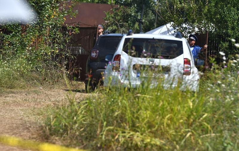 O nouă zi de căutări și săpături în curtea lui Gheorghe Dincă. Astăzi sunt așteptate rezultatele testelor ADN la oasele găsite în pădure