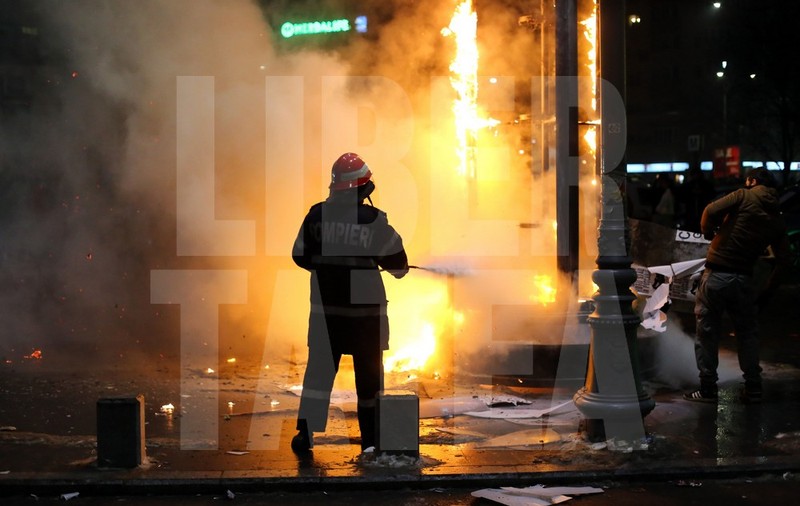 Violențe între ultrași și jandarmi, miercuri seară, în Capitală, pe finalul protestelor / FOTO & VIDEO