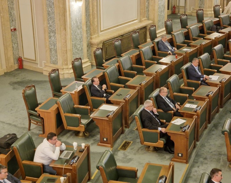 Senatul a aprobat ridicarea imunității lui Florin Cîțu pentru a fi anchetat în dosarul vaccinurilor. Ciucă cere o demisie „de onoare” din grupul parlamentar, Cîțu respinge