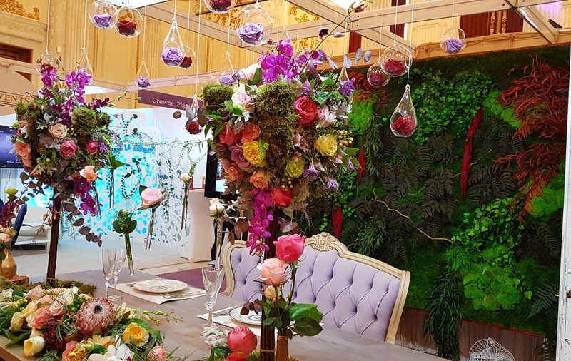 VIDEO/ Ultima fiță în materie de aranjamente florale. Trandafiri “nemuritori”, prizonieri  în glob de sticlă