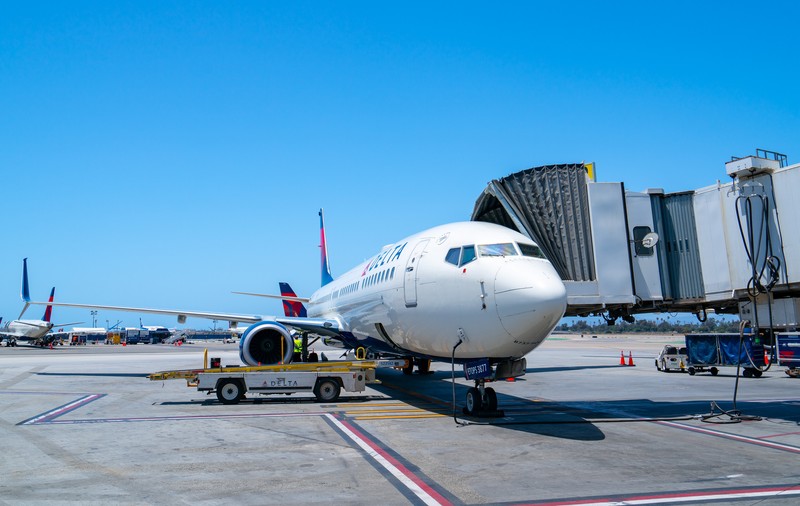 Un bărbat din SUA a sărit dintr-un avion aflat în mișcare, care se pregătea să decoleze
