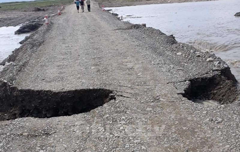 Podul de la Milişăuţi peste râul Suceava a cedat după cinci zile de la inaugurare. Construcţia provizorie a fost distrusă de viitură