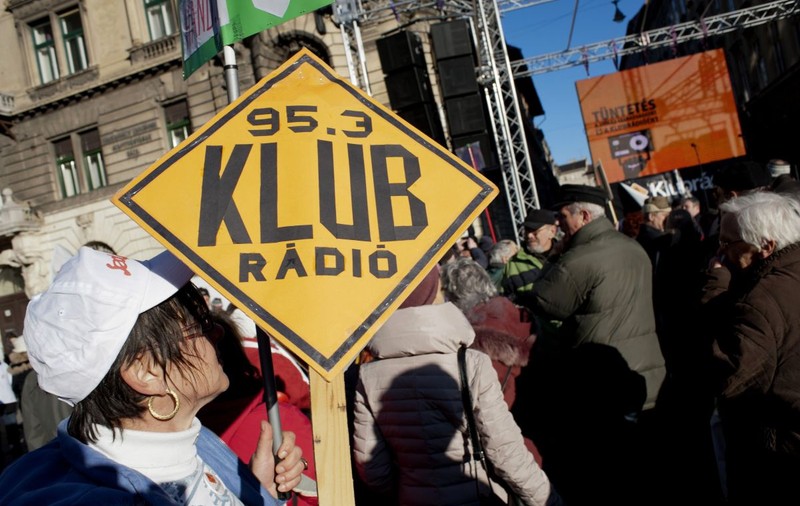 Comisia UE cere Ungariei „să ia măsuri urgente” pentru a permite funcţionarea postului independent Klubradio