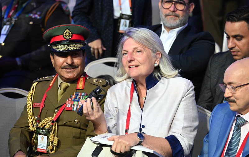Karin Kneissl, fostul ministru austriac care a dansat la nuntă cu Putin, și-a adus poneii în Rusia la bordul unui avion militar