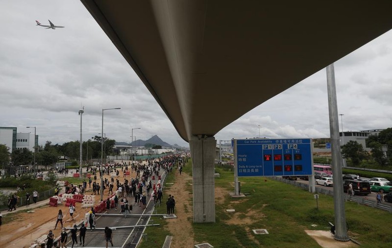 Protestatarii din Hong Kong încearcă să blocheze aeroportul metropolei
