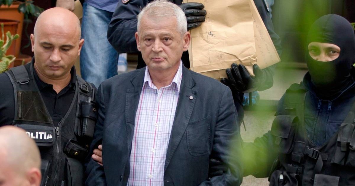 Sorin Oprescu îmbrăcat cu o cămașă în carouri și o jachetă neagră, în timp ce este escortat de un polițist și un jandarm după ce a fost reținut în 2015