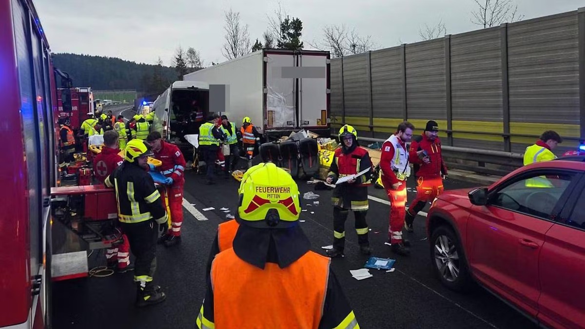 Accident teribil pe o autostradă în Austria, soldat cu 4 morți. FOTO: Heute.