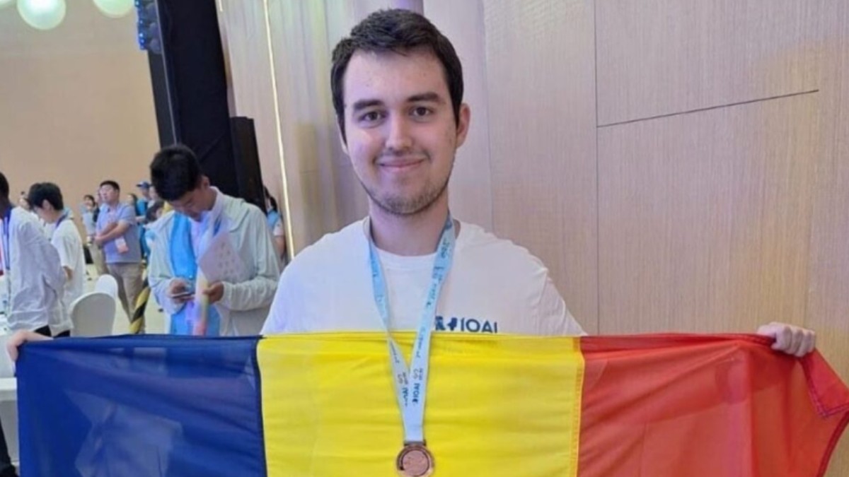 Ștefan-Alexandru Asandei, elevul medaliat cu bronz la Olimpiada Internațională de Inteligență Artificială din Beijing