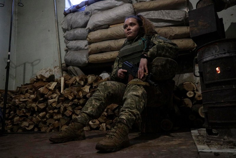 O femeie-militar ucraineană se odihnește într-un adăpost Foto: EPA