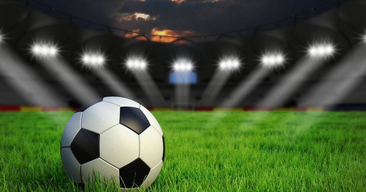 Minge de fotbal pe teren