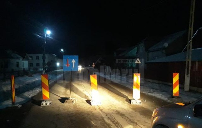 Drum județean din Suceava, blocat în urma unei glume proaste de indivizi necunoscuți, care au pus balize pe mijlocul șoselei