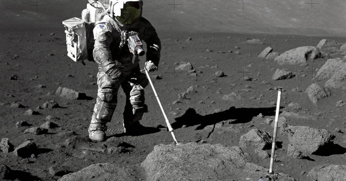 Astronautul Harrison Schmitt de pe Apollo 17 colectând câteva mostre de regolit lunar, în 1972