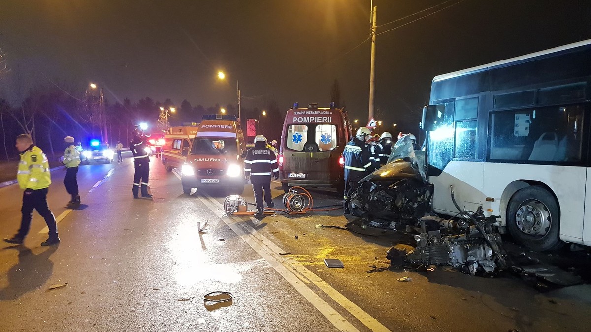 Accident teribil în București, pe Șoseaua Petricani. Două persoane au murit după coliziunea unei mașini cu un autobuz
