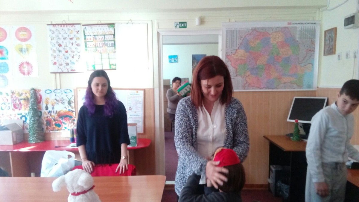 Au parte doar uneori de o masă caldă pe zi și îl așteaptă cu înfrigurare pe Moș Crăciun