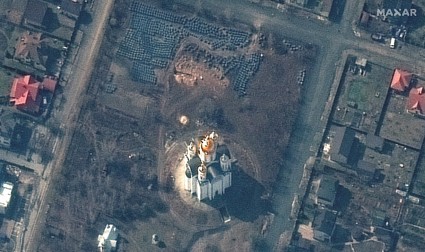 Imagine din satelit publicată de Maxar Technologies pe 3 aprilie arată ceea ce pare a fi o groapă comună lângă o biserică din Bucha, Ucraina, pe 31 martie. | Foto: Profimedia