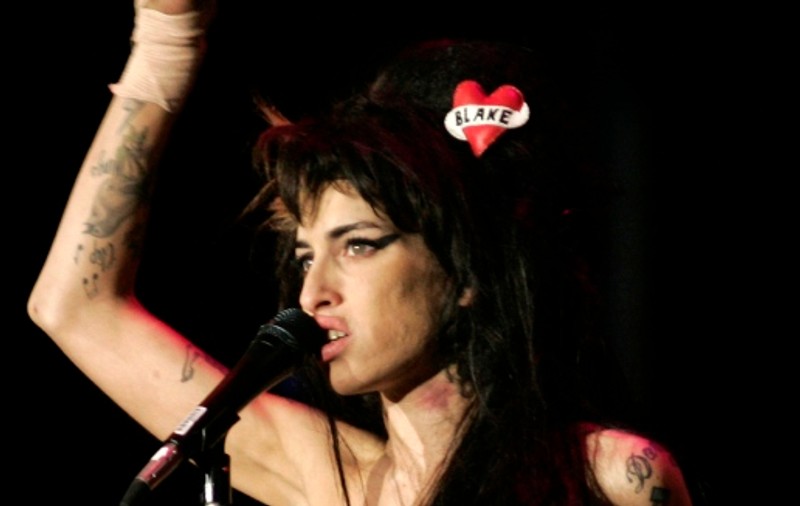 Amy Winehouse a căzut pe silicoane 