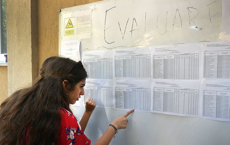 Elevii din clasa a VII-a, cobaii sistemului de învățământ. De ce se dorește amânarea Evaluării Naționale pe model european propusă de Funeriu în Legea Educației în 2011