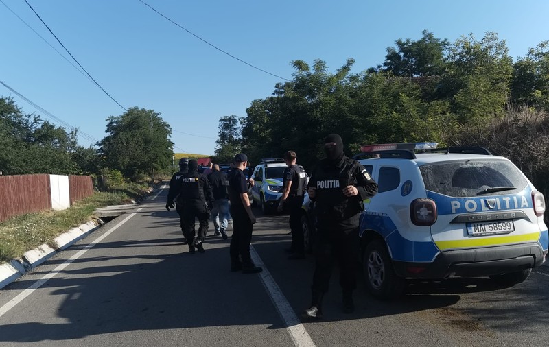 Prădați de hoți, doi pensionari din Vaslui au stat la pândă să prindă infractorii. Cum l-au imobilizat pe unul dintre ei