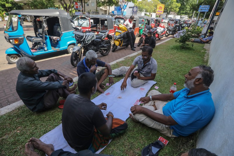 Locuitori din Sri Lanka au așteptat chiar și câteva zile pentru a-și alimenta vehiculele Foto: Epa