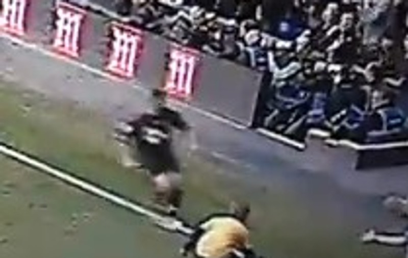 Video / Un copil de mingi a întrerupt un meci de Premier League, din greşeală