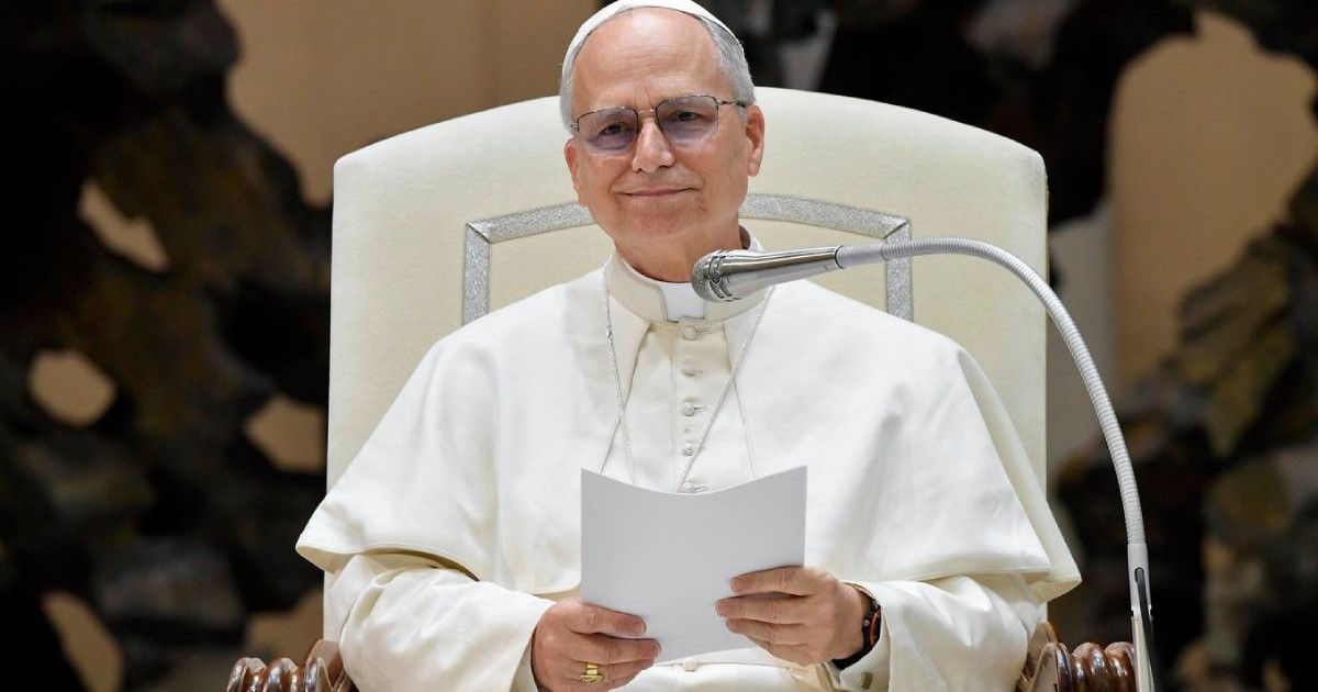 Papa Leon al XIV-lea, sta pe scaun în haine albe, un microfon fața lui, în timpul audienței cu Bisericile Răsăritene care își sărbătoresc Jubileul, în Cetatea Vaticanul