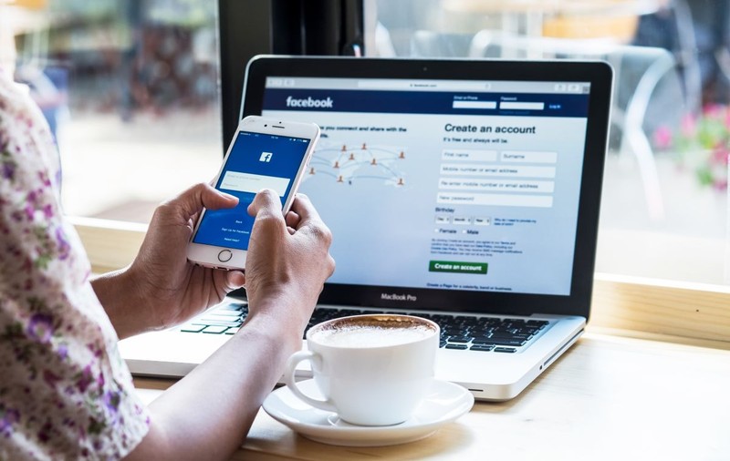 Cum transferi fotografiile și clipurile video de pe contul Facebook