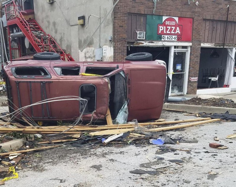 Cel puțin cinci persoane au murit în urma zecilor de tornade care au lovit centrul SUA în ultimele zile