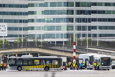Pasagerii coboară din ultimul zbor cu persoane efacuate din Afganistan, pe aeroportul Schiphol din Olanda, 27 august 2021 | Foto: EPA