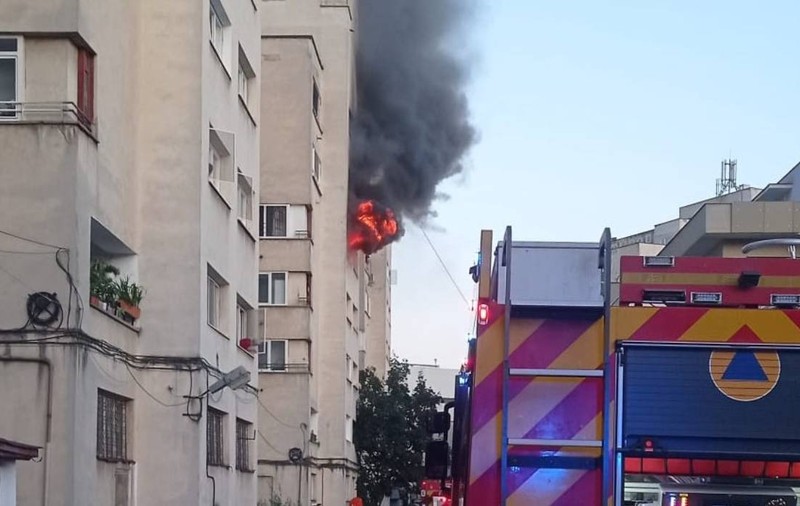 Incendiu violent într-un bloc de 10 etaje din Baia Mare. Două persoane au ajuns la spital