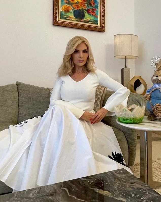 Imagini rare din casa în care locuiește Laura Vicol. Ce avere ar avea soția lui Vladimir Ciorbă