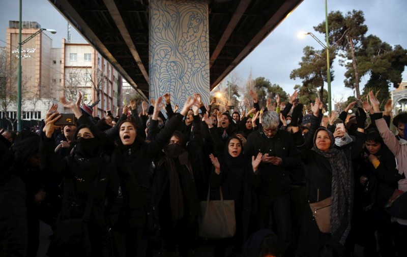 Imagini dramatice din Iran. Forțele de securitate trag cu gloanțe și gaze lacrimogene. Mulțimea răspunde: ”Moarte dictatorului!”