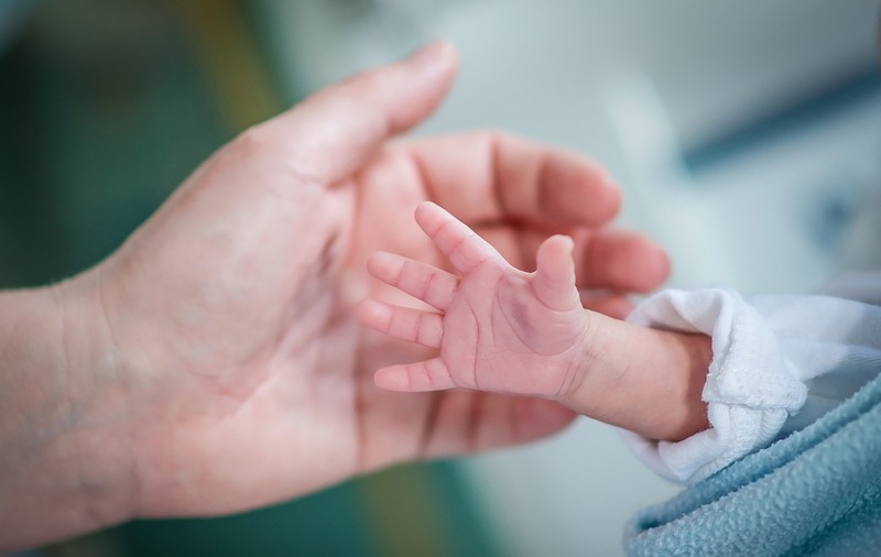 Nașterea în anul COVID-19. O mamă a fost separată trei zile de copilul ei nou-născut la Spitalul Județean Cluj-Napoca și apoi a aflat că e negativă