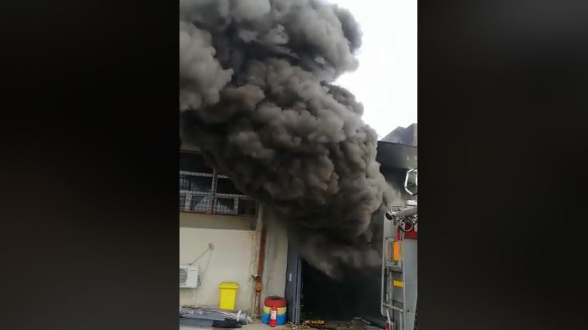 Incendiu la un depozit de textile din Ploiești. Fum negru și des, în urma incendiului de la un depozit de textile din Ploiești