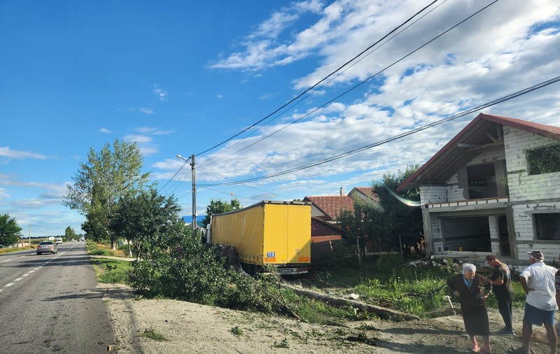 Un șofer a derapat și a intrat cu TIR-ul în curtea unei case, pe „drumul crucilor”, la Sascut, în Bacău