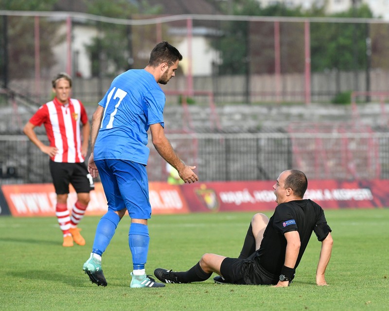 epa06895302 Dusan Stevic of Rabotnicki talks to injured Romanian referee Marius Avram during the UEFA Europa League first qualifying round, second leg soccer match played behind closed doors between FC Budapest Honved of Hungary and FC Rabotnicki Skopje of Macedonia in Bozsik Stadium in Budapest, Hungary, 17 July 2018. Honved won 4-0. EPA-EFE/Zsolt Szigetvary HUNGARY OUT