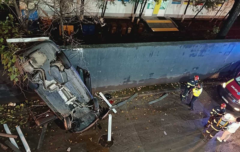Noi detalii despre mașina care a căzut din parcarea Mega Mall din București. Un tânăr i-a dat cheile prietenului, deşi ştia că nu are permis