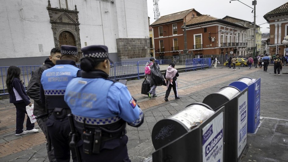Un turist român de 60 de ani a fost împușcat în picior în timpul unui jaf într-un magazin din Quito. Foto: Getty Images