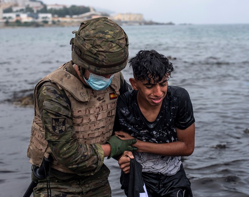Imaginile disperării în Ceuta. Sute de copii salvați din mare, ținuți în tabere în enclava spaniolă