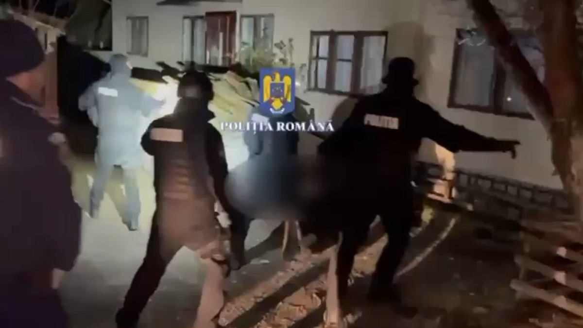 Polițiști în curtea unei case