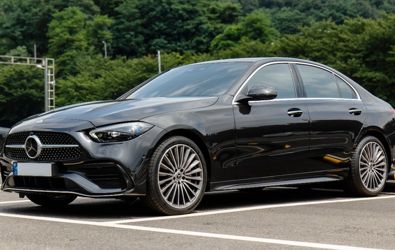 Mecanicul unui service a folosit un Mercedes C300 lăsat de o clientă ca să iasă la întâlniri: proprietara l-a găsit într-un bar