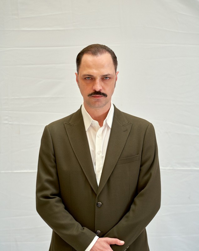 Cine este Ertan Saban, actorul care vrea să cucerească publicul din România. Apare la Kanal D, în locul serialului „Fata de la fereastră”
