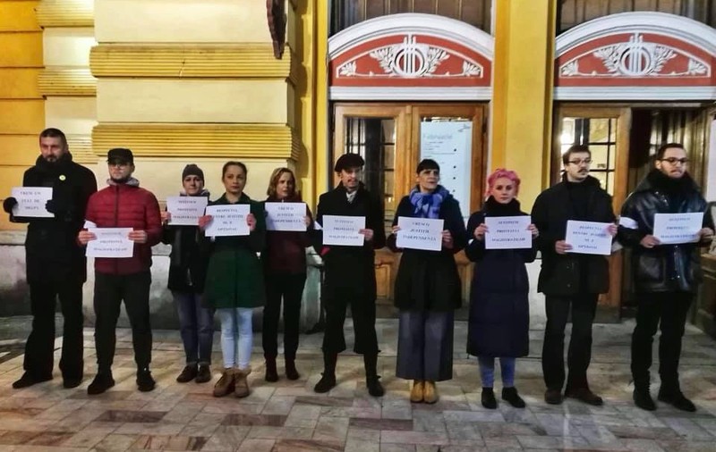 Actorii Teatrului Național din Cluj s-au solidarizat cu magistrații și au protestat înainte de spectacol. „Respectul pentru Justiție nu e opțional”