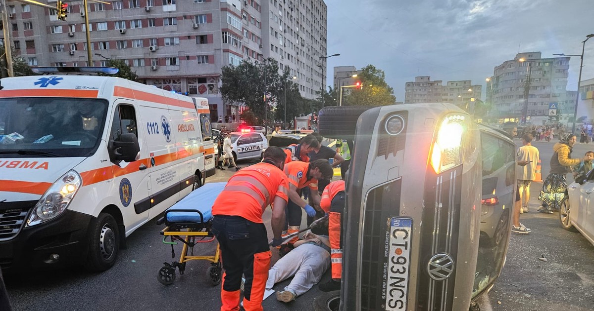 O șoferită nu a acordat prioritate la Constanța și a spulberat o mașină de poliție
